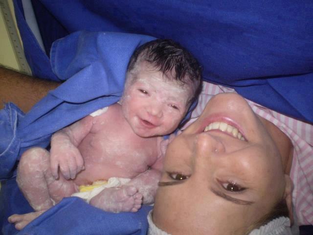 mamma e figlia appena nata che ridono - www.scuoladirespiro.org